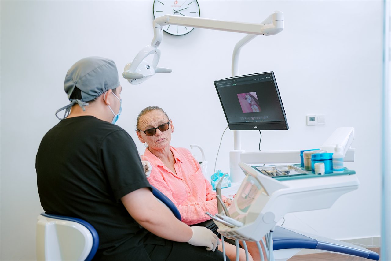 Vinmec Picasso dentist reviewing digital examination images with a patient